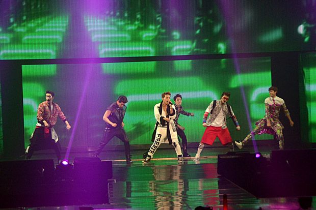 Lagu Go Crazy Histeriskan Hottest 2PM di Istora Senayan