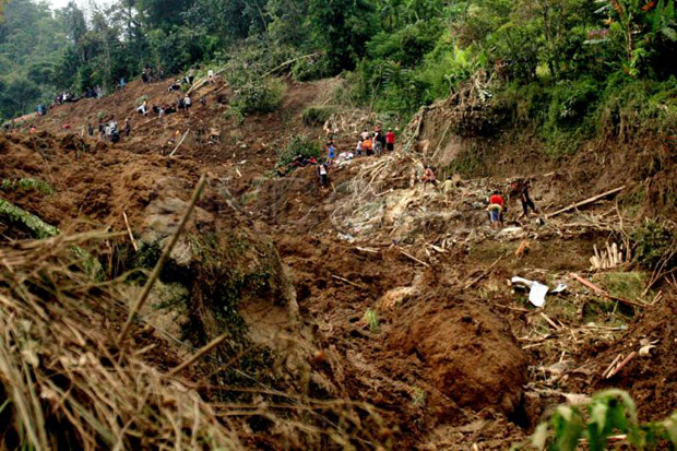Longsor di Sukabumi, 10 Orang Tertimbun Tanah