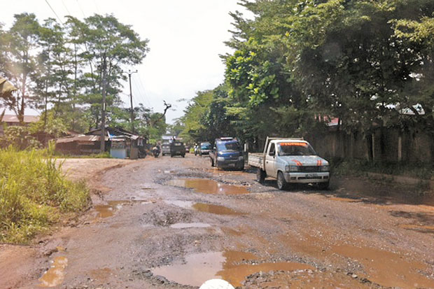 Ahok Janji Bantu Perbaiki Jalan Rusak di Bogor