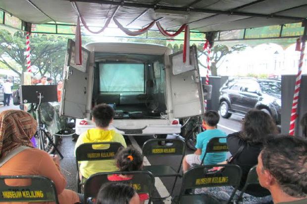Ambulans Bersejarah Disulap Jadi Bioskop Berjalan
