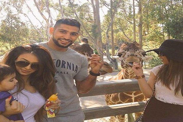 Liburan Bersama Keluarga, Amir Khan Kasih Minum Harimau