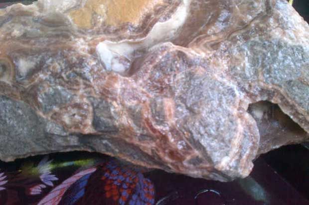 Warga Bangkalan Temukan Batu Akik Bermotif Batik