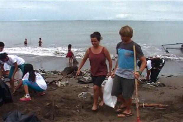 Hari Nelayan, Wisatawan Asing Ikut Bersihkan Pantai