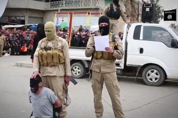ISIS Penggal dan Salib Empat Pria di Irak