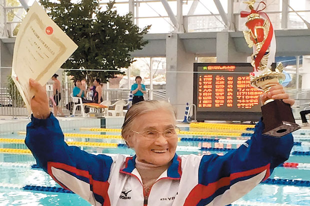 Nenek Berusia 100 Tahun Menang Lomba Renang 1.500 Meter