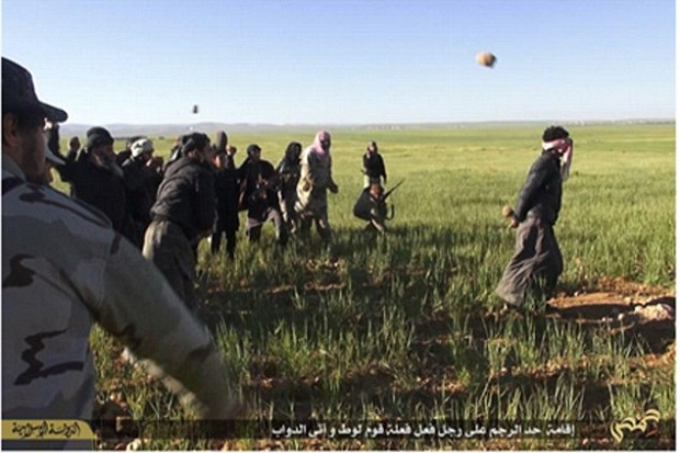 ISIS Rajam Pria Atas Tuduhan Bercinta dengan Binatang