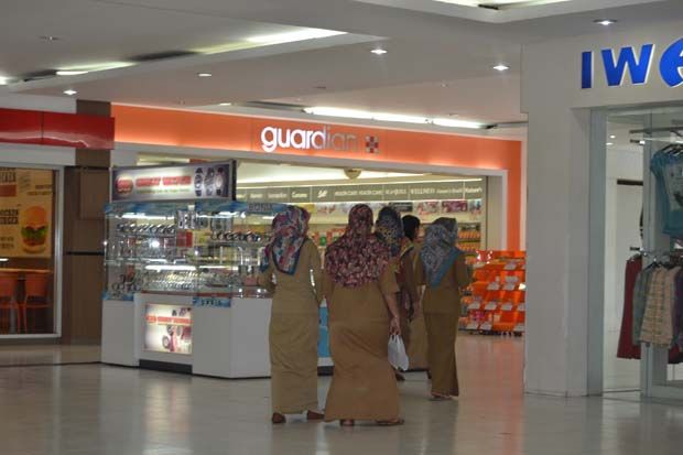 Jam Kerja, Puluhan PNS Keluyuran di Mall