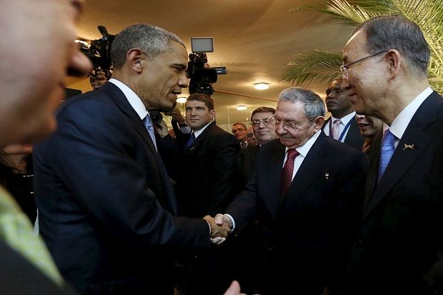 Jabat Tangan Bersejarah Castro-Obama