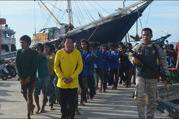 KRI Kapitan Pattimura Tangkap Dua Kapal Nelayan Asing
