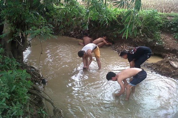 Berburu Batuk Akik di Sungai Leles Subang