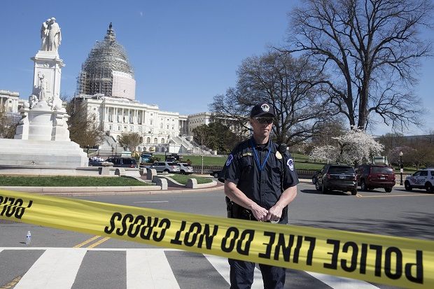 Dikira Teroris, Pria Bersenjata Bunuh Diri di Depan Capitol