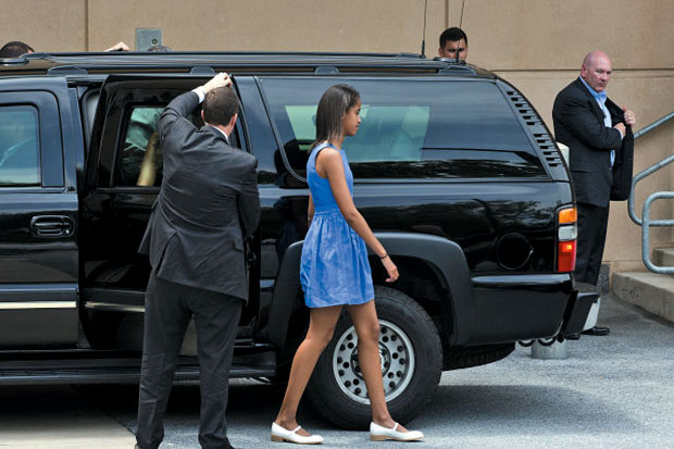 Putri Obama Belajar Menyetir dengan Secret Service