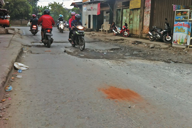 Banyak Jalan Rusak di Jakarta Barat Terbengkalai