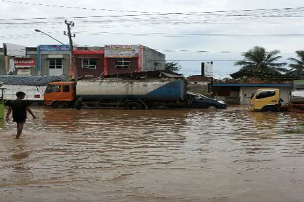 Banjir Sebabkan Jalan Palembang-Betung Macet Parah