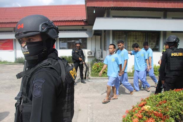 Ratusan Brimob Kawal Pemindahan 592 Tahanan di Batam