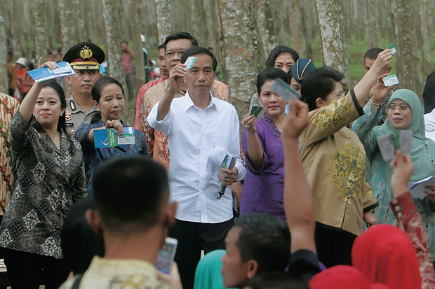 Jokowi Bagikan KIS ke Buruh Kebun