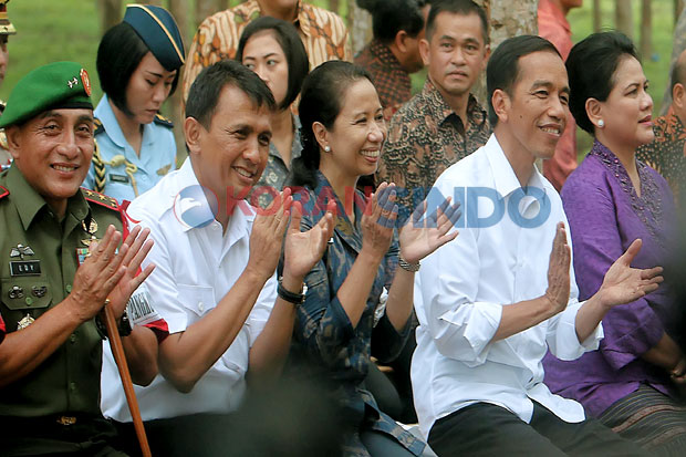 Jokowi Bagikan KIS ke Buruh Kebun