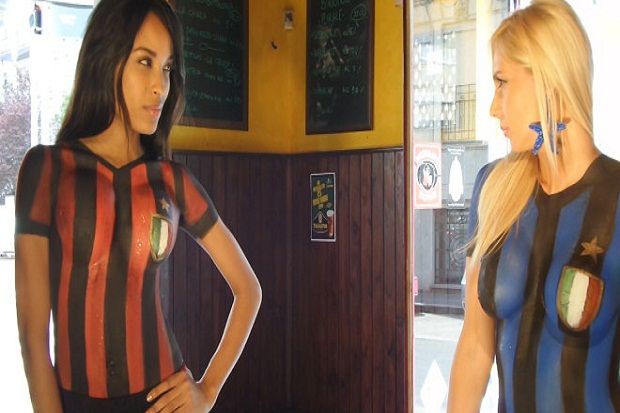 Sambut Derby Milan, Dua Model Cantik Bertelanjang Dada