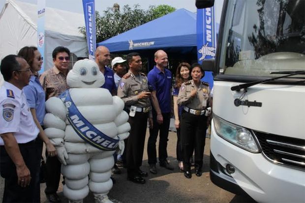 Road Safety Michelin Sasar Pengemudi Truk & Bus