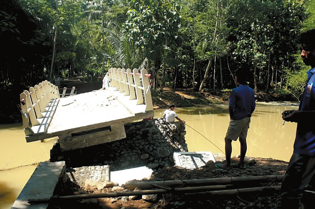 Jembatan Kadigunung Ambrol Diterjang Banjir