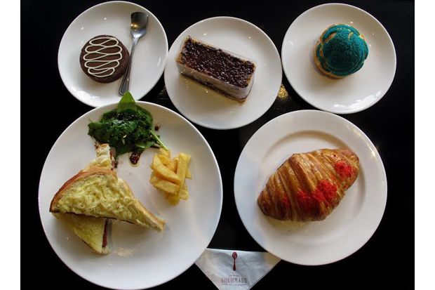 Aneka Kudapan Warna-warni Khas Le Cafe Gourmand