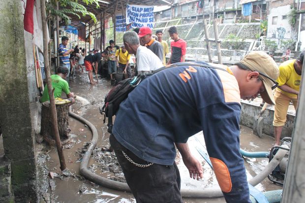 Korban Banjir di Yogyakarta Bersihkan Sampah