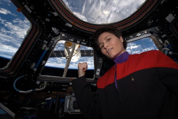 Selfie Star Trek Astronot Wanita Ini Hebohkan Dunia