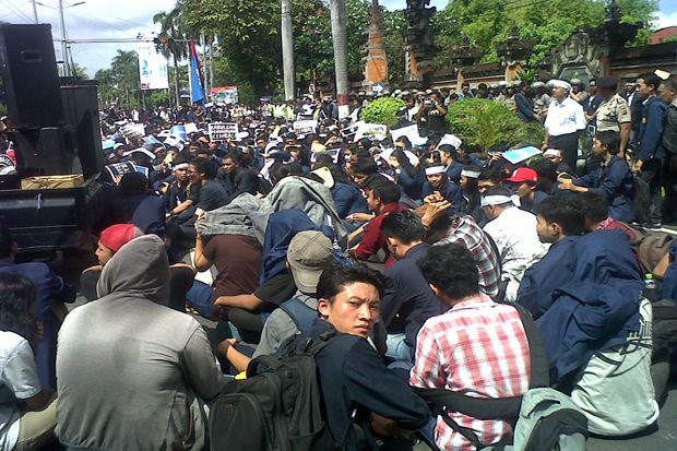 Ribuan Mahasiswa dan Dosen Universitas Udayana Kepung PN Denpasar