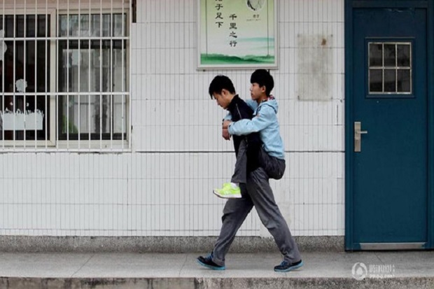 Pelajar China Gendong Teman Difabel ke Sekolah Selama 3 Tahun