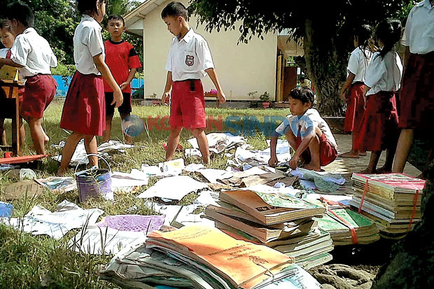 Sebelum Belajar, Siswa Bersihkan Lumpur