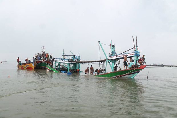 Dihantam Ombak, Kapal Nelayan Demak Terbalik