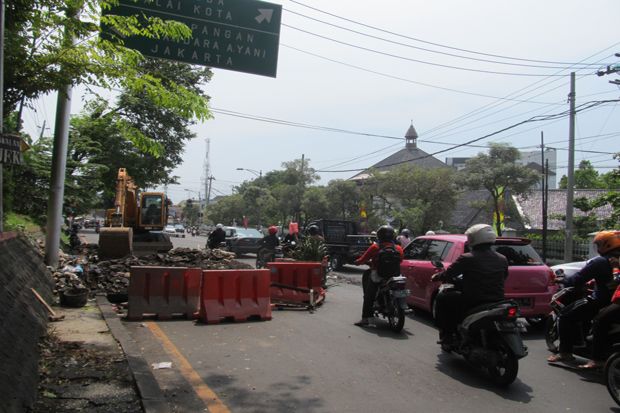 Diguyur Hujan Jalan Kota Semarang Ambrol