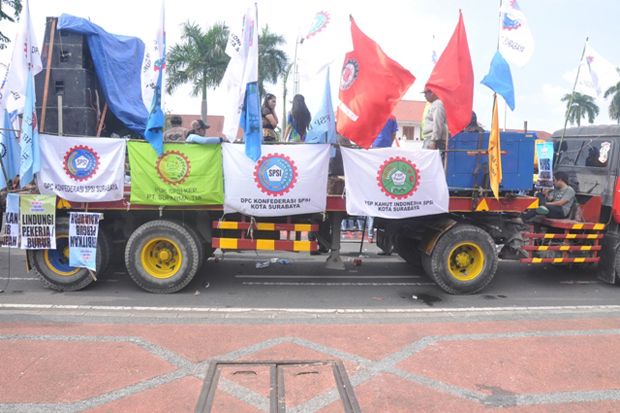 Truk Pengangkut Demo Buruh di Surabaya Ditilang Polisi