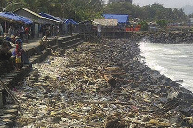 Sampah Berserakan Kotori Pantai Timur Pangandaran