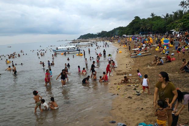 Laksanakan Banyu Pinaruh, Umat Hindu Padati Pantai