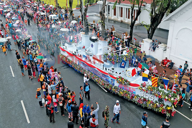 Ribuan Warga Meriahkan Parade Budaya