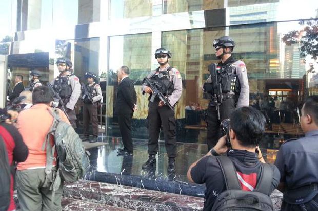 Polisi Bersenjata Lengkap Jaga Penggeledahan Kantor TPPI