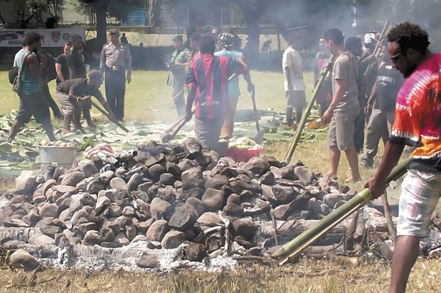 Warga Papua Ikrar Damai dengan Bakar Batu