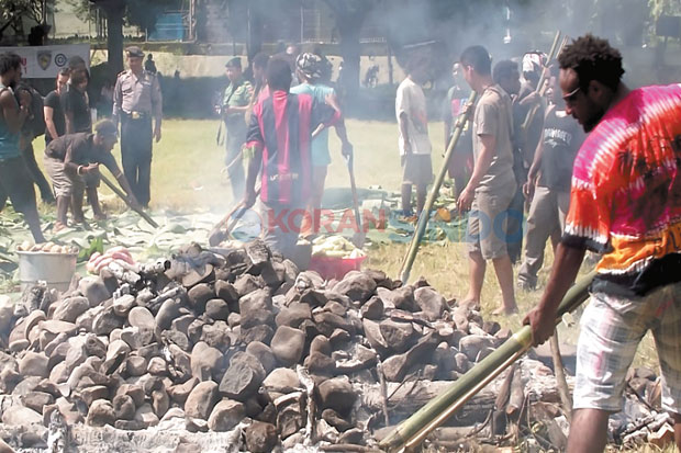 Warga Papua Ikrar Damai dengan Bakar Batu