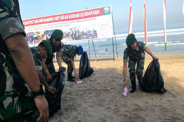 Ribuan TNI Kodam IX Udayana Bersihkan Sampah Pantai Kuta