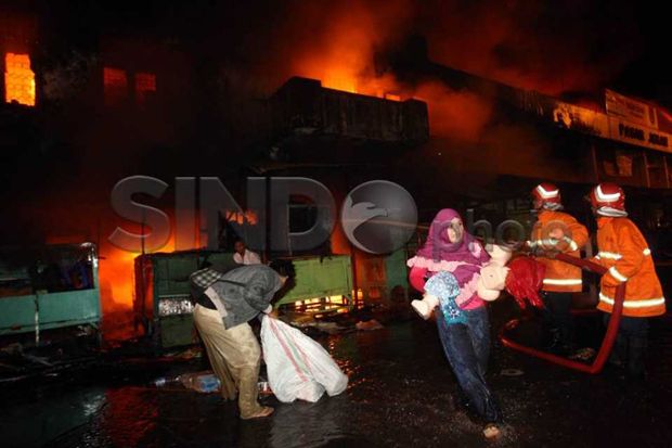 Pasar Johar Semarang Terbakar, Pemilik Kios Selamatkan Barang Dagangan