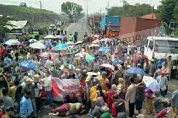 Korban Lumpur Sidoarjo Blokade Jalan Raya Porong