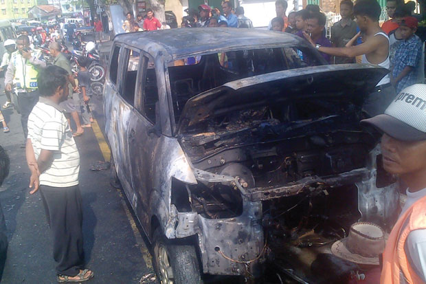 Pulang Hajatan Mobil Meledak di Jalan Merdeka