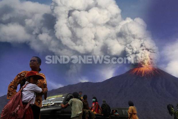 Dua Kecamatan di Kepulauan Sitaro Tertutup Debu Vulkanik