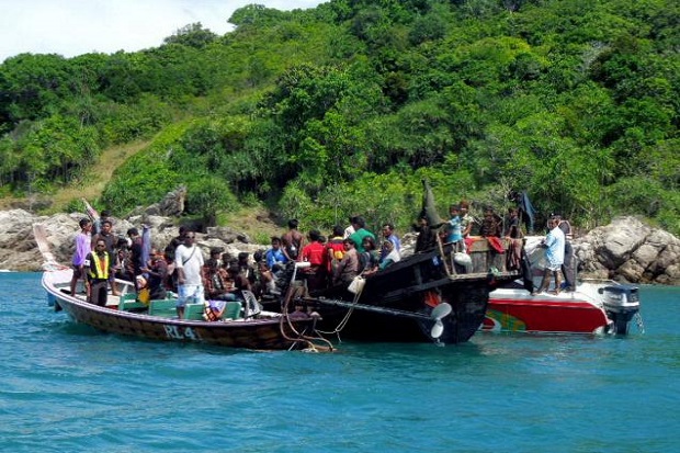 Indonesia Bantah Usir Kapal Pengungsi Rohingnya.