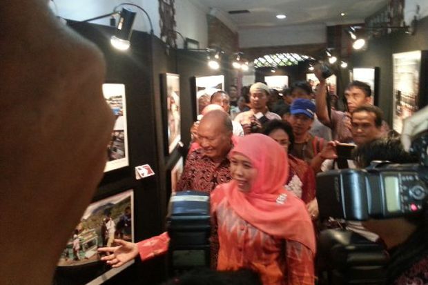 Hadiri Pameran Foto, Menteri Khofifah Ajak Berdiskusi