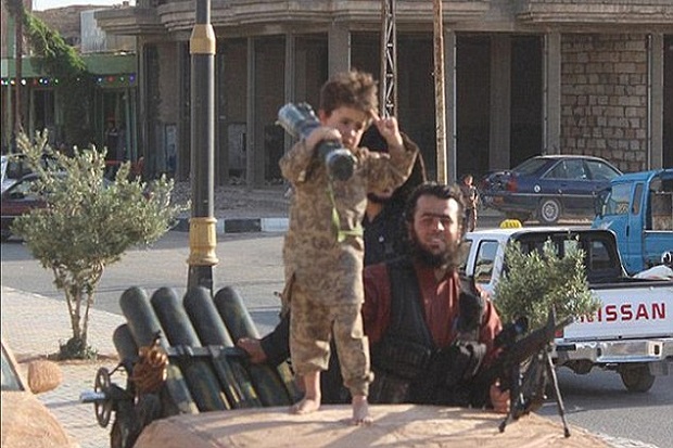 ISIS Pamer Tentara Cilik Pegang Mortir hingga Senapan AK-47
