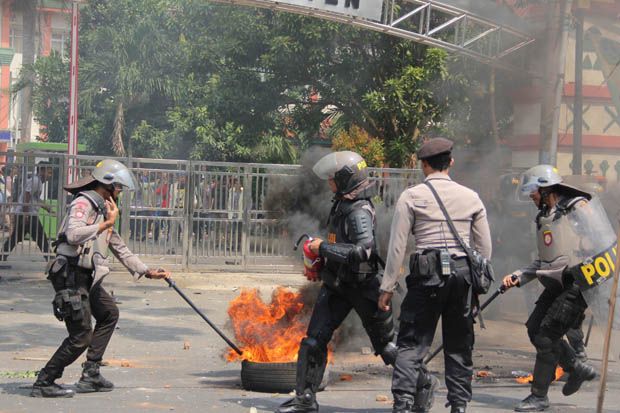 Demo Tuntut Jokowi Mundur Ricuh