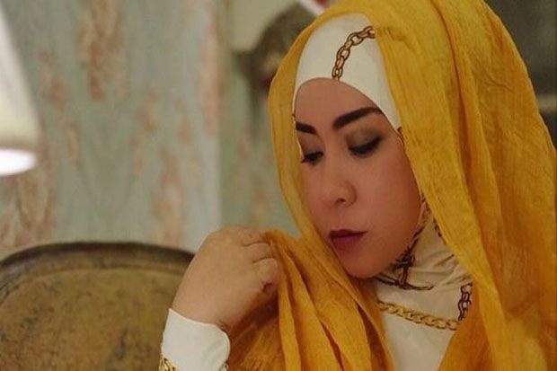 Hijabnya Dikritik, Melly Goeslaw Tanggapi Santai