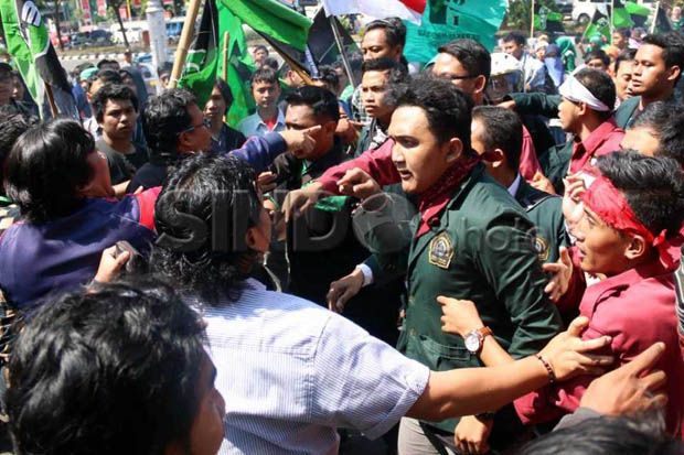 Demo Harkitnas di Semarang, Mahasiswa Bentrok dengan Jurnalis